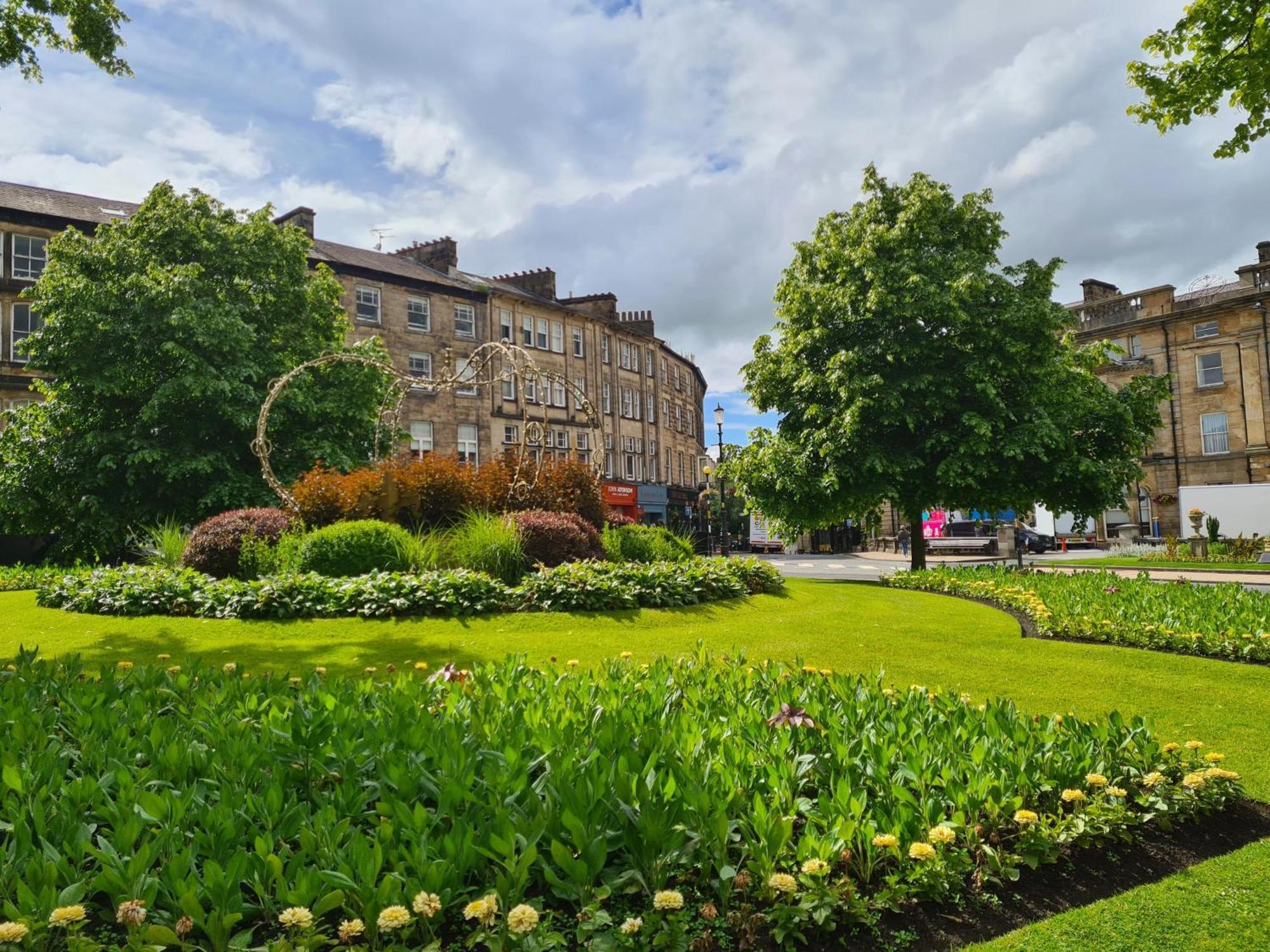 Royal Retreat Harrogate - Free Parking Nearby Ultra Fast Wifi Apartment Exterior photo